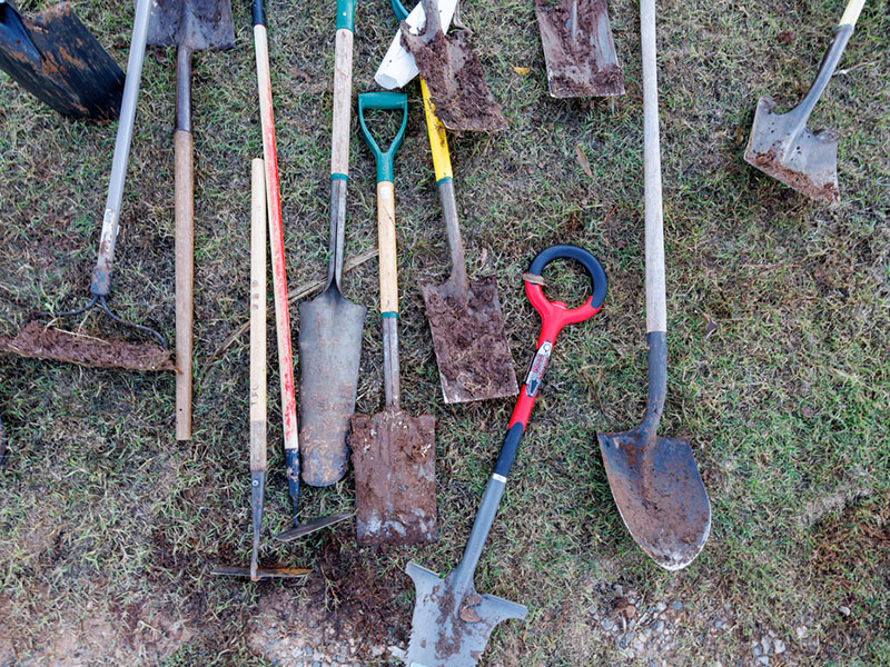 garden-shovels-800x600